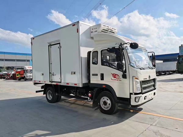 國(guó)六重汽豪沃排半冷藏車(chē)